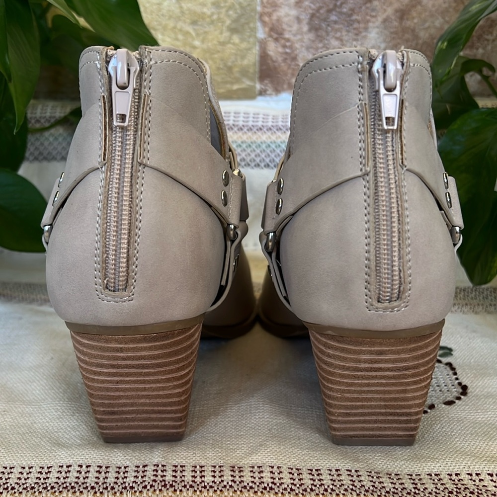 DV Dolce Vita Women’s Kramer Buckle Harness Cut-Out Taupe Ankle Heel Boots, 8.5 - Picture 11 of 17
